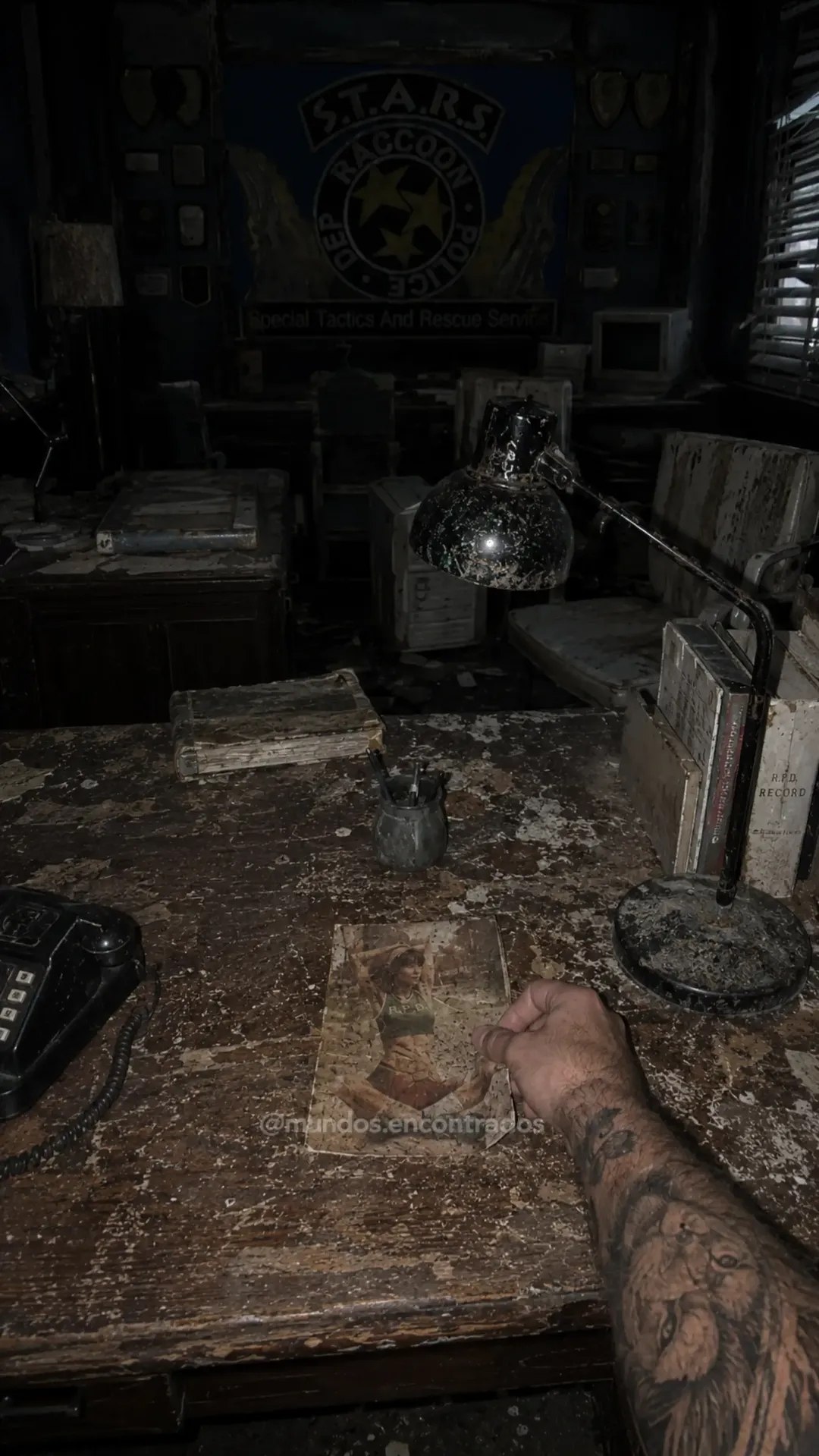 Escritorio de la oficina S.T.A.R.S. con una fotografía