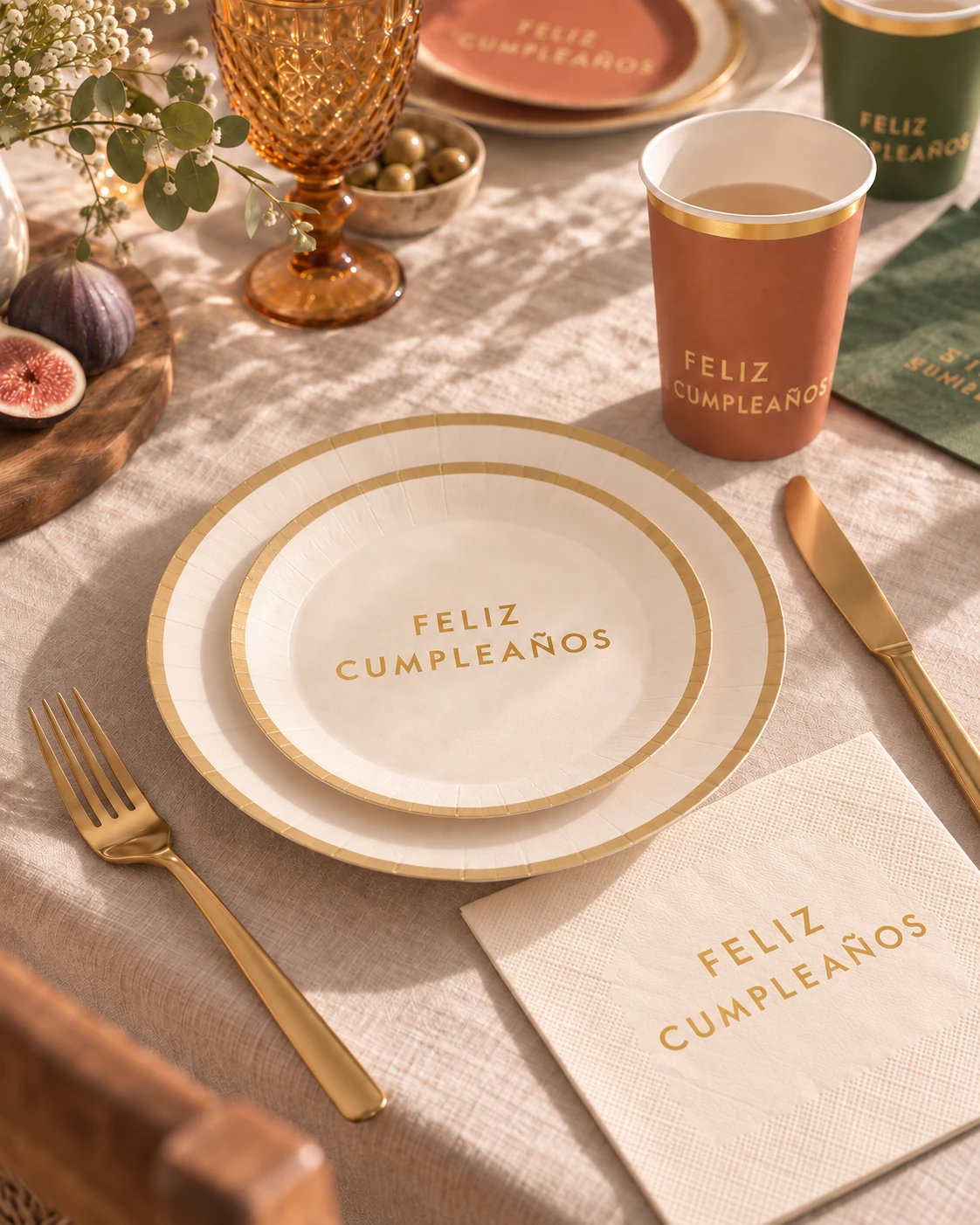 Plano cercano de platos, vaso y servilleta de la colección