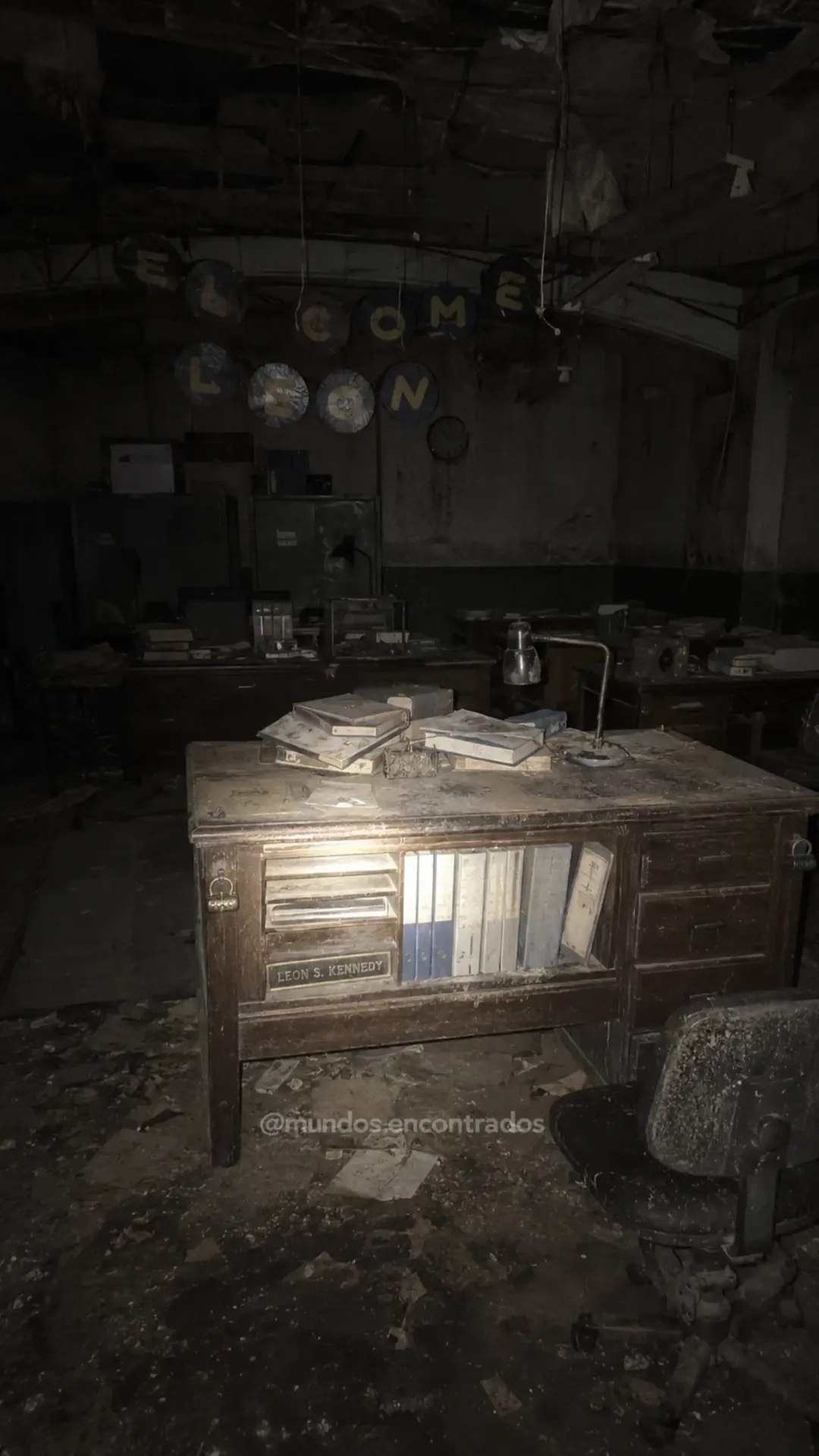 Oficina abandonada con un escritorio en penumbra